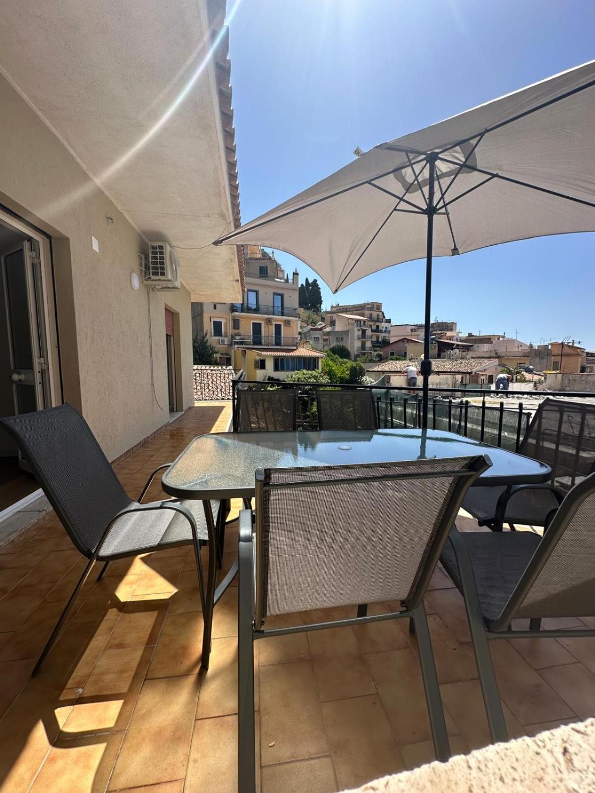 We Home Taormina Center With Parking Dış mekan fotoğraf